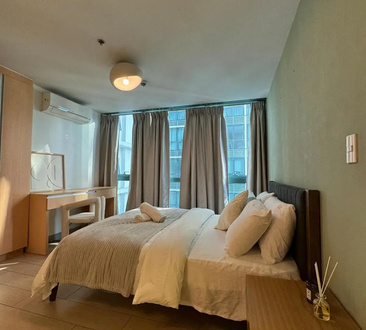 Apartment Modern Classic 1 Bedroom In Uptown Bgc Manila