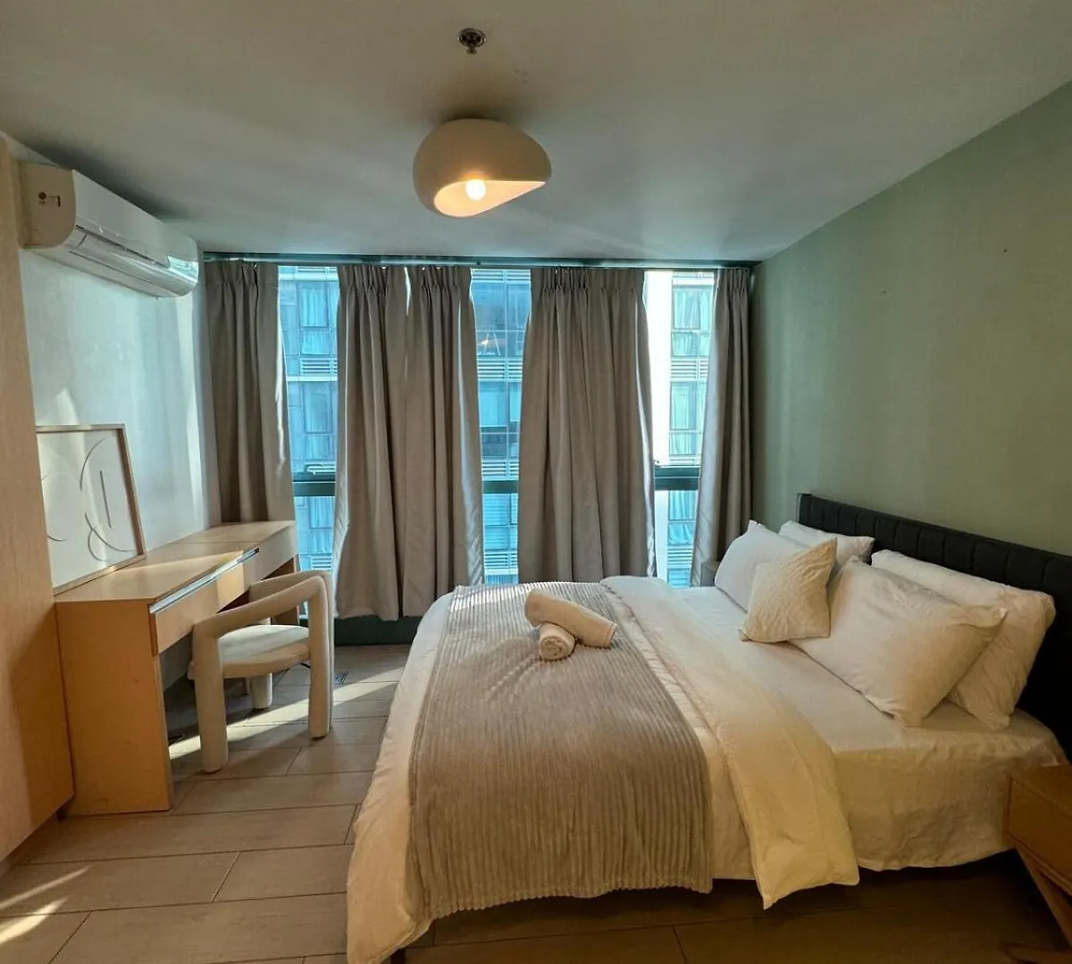 Modern Classic 1 Bedroom In Uptown Bgc Manila Apartment